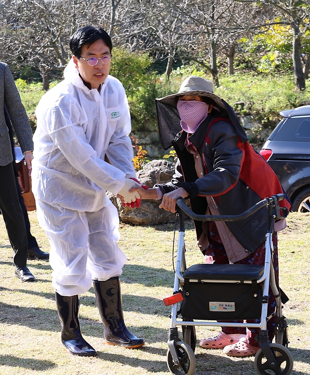 김민재 행정안전부 차관이 3일 오전 경북 안동시 길안면 산불피해 농가를 방문해 이재민을 격려하고 위로하고 있다.