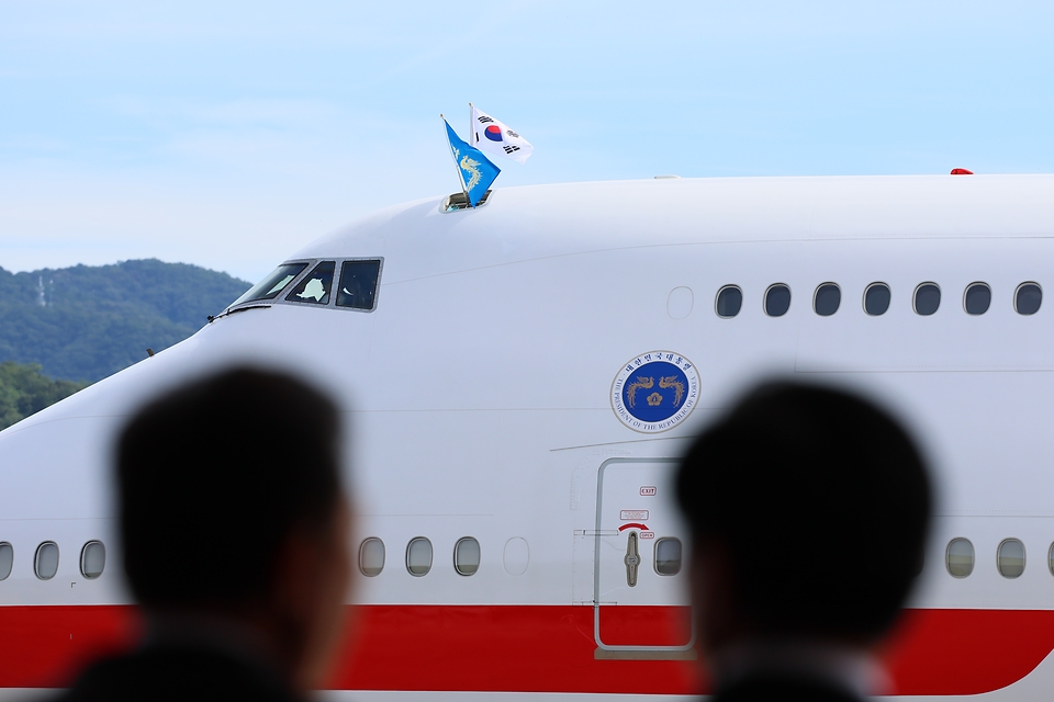 이재명 대통령과 부인 김혜경 여사가 22일 경기 성남 서울공항에서 공군 1호기에 탑승하고 있다. 이 대통령은 유엔총회 참석하기 위해 미국 뉴욕으로 출국해 한국 정상 최초로 안전보장이사회 공개 토의를 주재한다.