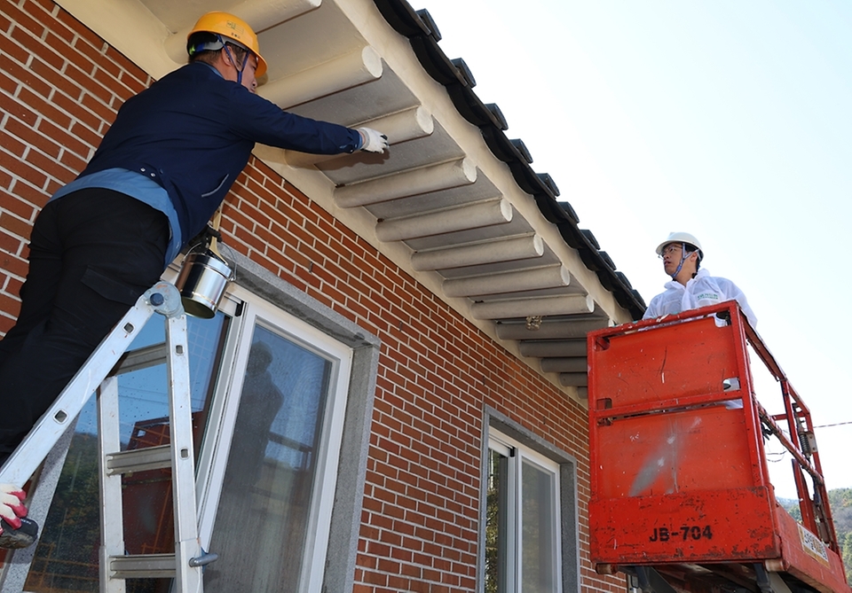 김민재 행정안전부 차관이 3일 오전 경북 안동시 길안면 산불피해 농가를 방문해 지역청년공동체 청년들과 함께 피해 농가 복구활동에 참여하고 있다.