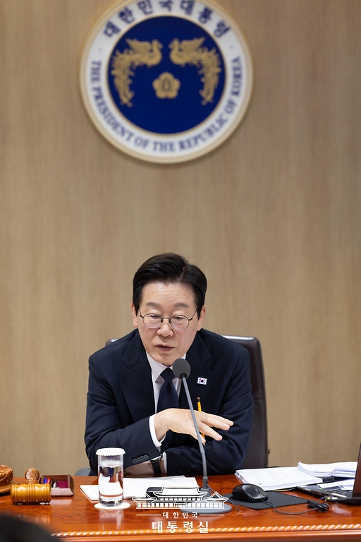 이재명 대통령이 4일 서울 용산 대통령실 청사에서 열린 국무회의에서 발언하고 있다.