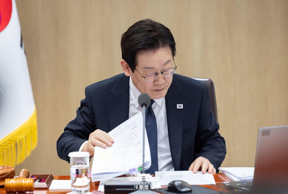 이재명 대통령이 4일 서울 용산 대통령실 청사에서 열린 국무회의에서 자료를 살펴보고 있다.