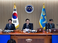 이재명 대통령이 4일 서울 용산 대통령실 청사에서 열린 국무회의를 주재하고 있다.