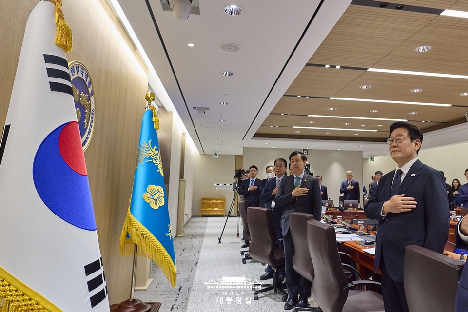 이재명 대통령이 4일 서울 용산 대통령실 청사에서 열린 국무회의에서 국민의례를 하고 있다.