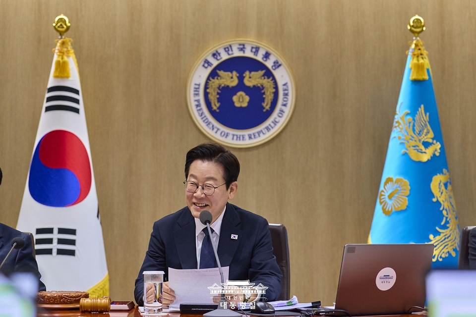이재명 대통령이 4일 서울 용산 대통령실 청사에서 열린 국무회의에서 발언하고 있다.