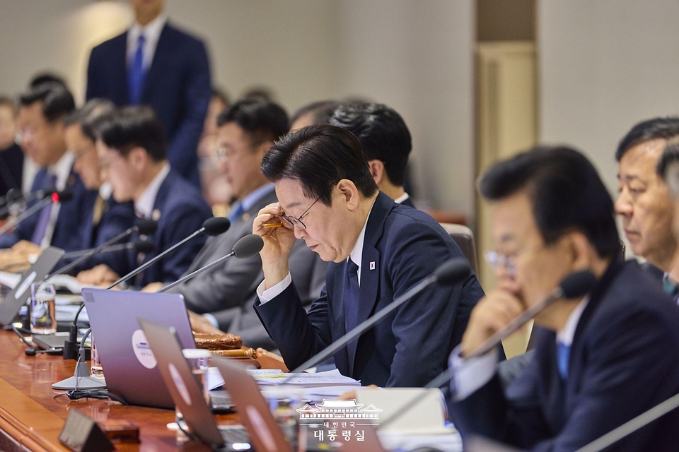 이재명 대통령이 4일 서울 용산 대통령실 청사에서 열린 국무회의에서 자료를 살펴보고 있다.