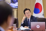 이재명 대통령이 4일 서울 용산 대통령실 청사에서 열린 국무회의에서 발언을 경청하고 있다.