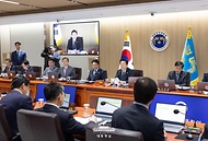 이재명 대통령이 4일 서울 용산 대통령실 청사에서 열린 국무회의를 주재하고 있다.