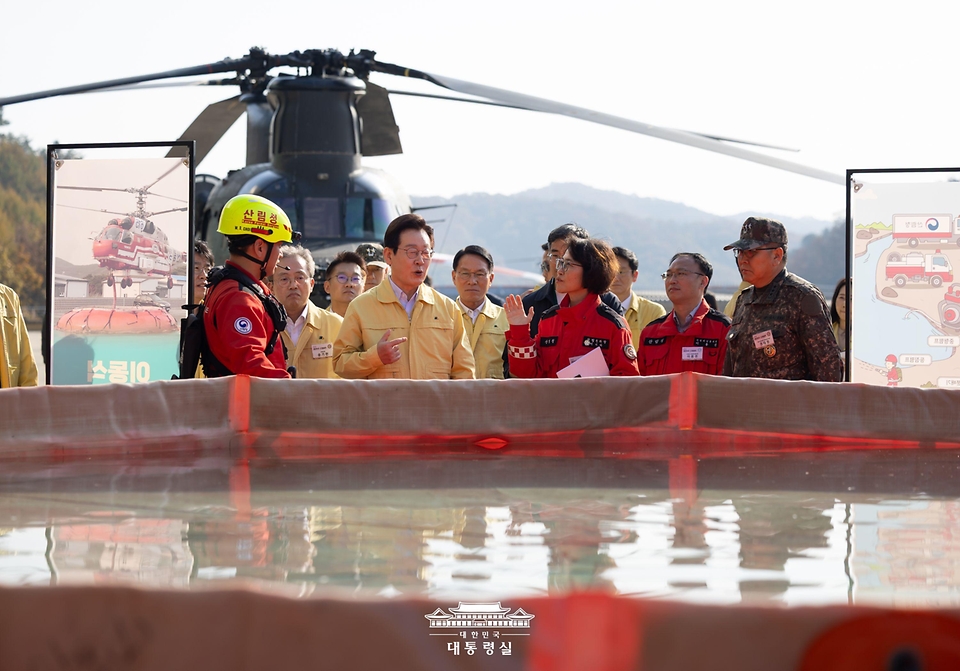 이재명 대통령이 6일 강원도 원주시 산림항공본부에서 열린 산불진화 관·군 합동훈련 점검에서 산불진화장비를 시찰하고 있다.
