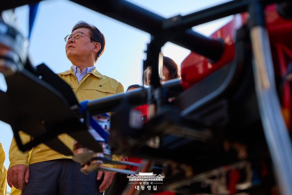 이재명 대통령이 6일 강원도 원주시 산림항공본부에서 열린 산불진화 관·군 합동훈련 점검에서 산불진화장비를 시찰하고 있다.