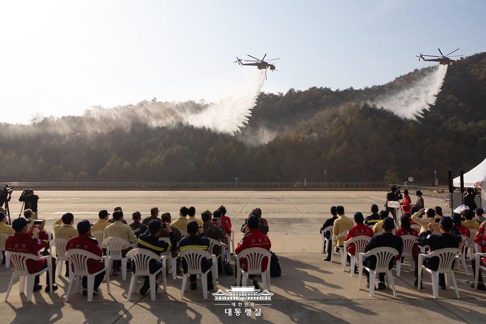 이재명 대통령이 6일 강원도 원주시 산림항공본부에서 열린 산불진화 관·군 합동훈련을 참관하고 있다.