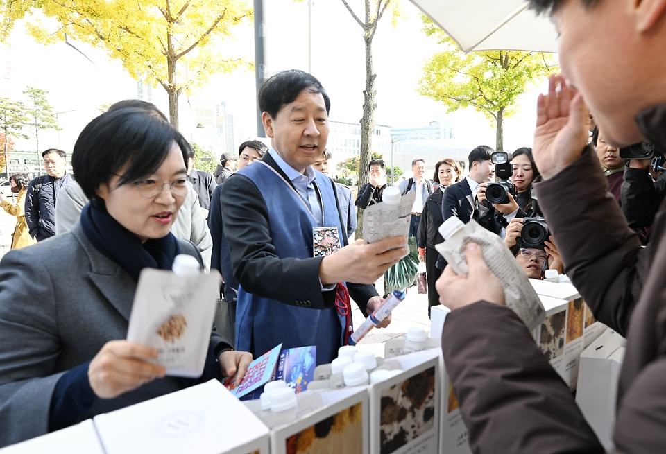 구윤철 부총리 겸 기획재정부 장관이 한성숙 중소벤처기업부 장관과 함께 11월 2일 서울 중구에서 진행된 '코리아 그랜드 페스티벌-모두의 동행' 행사장을 방문, 소상공인 제품 판매부스를 둘러보며 상인들을 격려하고 애로사항을 청취하고 있다.