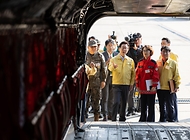 이재명 대통령이 6일 강원도 원주시 산림항공본부에서 열린 산불진화 관·군 합동훈련 점검에서 산불진화장비를 시찰하고 있다.