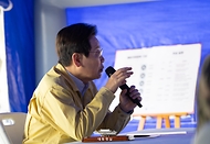 이재명 대통령이 6일 강원도 원주시 산림항공본부에서 열린 산불진화 관·군 합동훈련을 참관한 뒤 발언하고 있다.