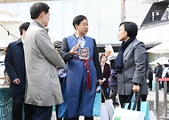 구윤철 부총리 겸 기획재정부 장관이 한성숙 중소벤처기업부 장관과 함께 11월 2일 서울 중구에서 진행된 '코리아 그랜드 페스티벌-모두의 동행' 행사장을 방문, 소상공인 제품 판매부스를 둘러보며 상인들을 격려하고 애로사항을 청취하고 있다.