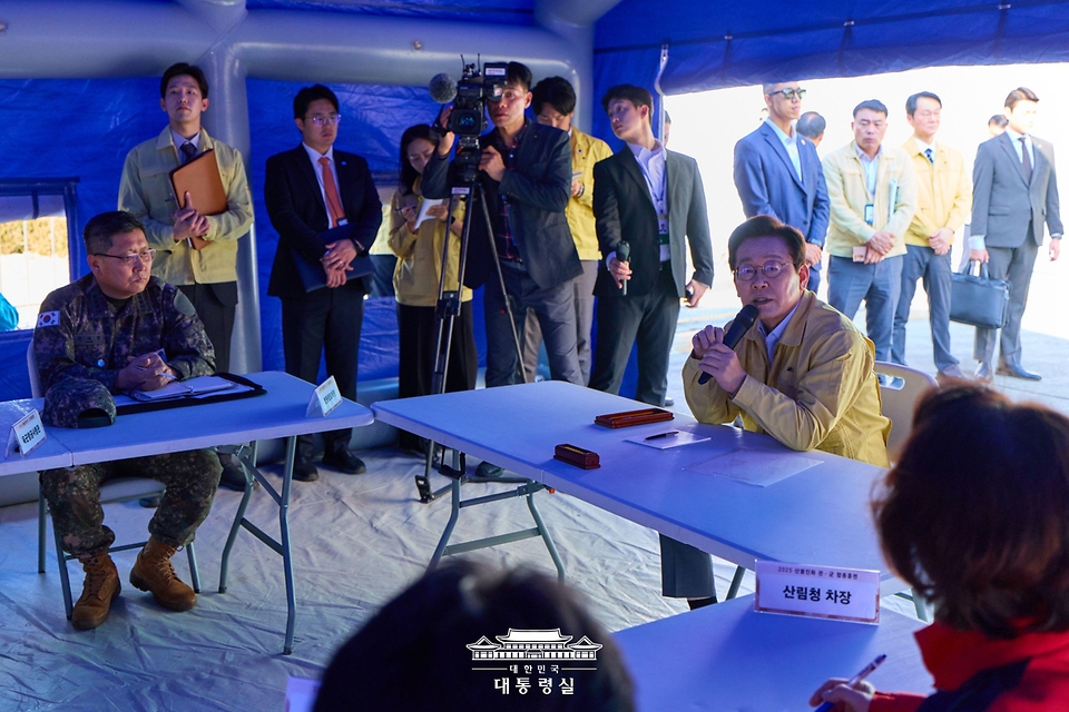 이재명 대통령이 6일 강원도 원주시 산림항공본부에서 열린 산불진화 관·군 합동훈련을 참관한 뒤 발언하고 있다.