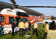 이재명 대통령이 6일 강원도 원주시 산림항공본부에서 열린 산불진화 관·군 합동훈련 점검에서 산불진화장비를 시찰하고 있다.