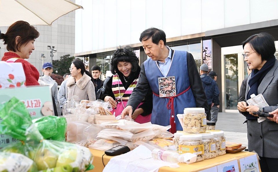 구윤철 부총리 겸 기획재정부 장관이 한성숙 중소벤처기업부 장관과 함께 11월 2일 서울 중구에서 진행된 '코리아 그랜드 페스티벌-모두의 동행' 행사장을 방문, 소상공인 제품 판매부스를 둘러보며 상인들을 격려하고 애로사항을 청취하고 있다.