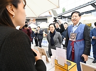 구윤철 부총리 겸 기획재정부 장관이 한성숙 중소벤처기업부 장관과 함께 11월 2일 서울 중구에서 진행된 '코리아 그랜드 페스티벌-모두의 동행' 행사장을 방문, 소상공인 제품 판매부스를 둘러보며 상인들을 격려하고 애로사항을 청취하고 있다.