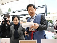 구윤철 부총리 겸 기획재정부 장관이 한성숙 중소벤처기업부 장관과 함께 11월 2일 서울 중구에서 진행된 '코리아 그랜드 페스티벌-모두의 동행' 행사장을 방문, 소상공인 제품 판매부스를 둘러보며 상인들을 격려하고 애로사항을 청취하고 있다.