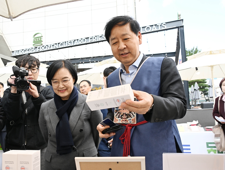 구윤철 부총리 겸 기획재정부 장관이 한성숙 중소벤처기업부 장관과 함께 11월 2일 서울 중구에서 진행된 '코리아 그랜드 페스티벌-모두의 동행' 행사장을 방문, 소상공인 제품 판매부스를 둘러보며 상인들을 격려하고 애로사항을 청취하고 있다.