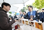 구윤철 부총리 겸 기획재정부 장관이 한성숙 중소벤처기업부 장관과 함께 11월 2일 서울 중구에서 진행된 '코리아 그랜드 페스티벌-모두의 동행' 행사장을 방문, 소상공인 제품 판매부스를 둘러보며 상인들을 격려하고 애로사항을 청취하고 있다.