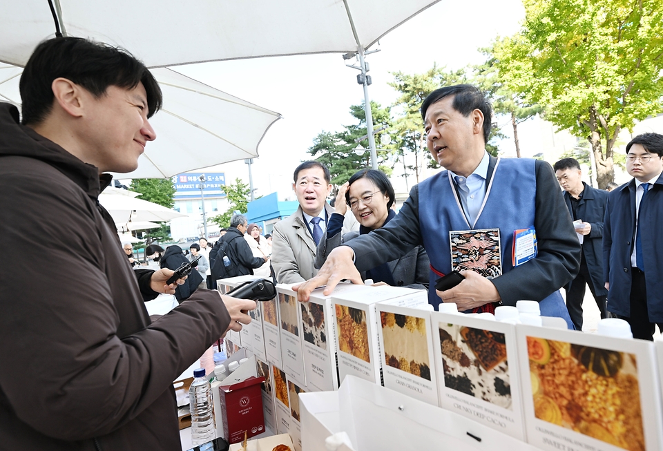 구윤철 부총리 겸 기획재정부 장관이 한성숙 중소벤처기업부 장관과 함께 11월 2일 서울 중구에서 진행된 '코리아 그랜드 페스티벌-모두의 동행' 행사장을 방문, 소상공인 제품 판매부스를 둘러보며 상인들을 격려하고 애로사항을 청취하고 있다.