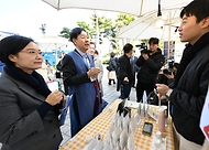 구윤철 부총리 겸 기획재정부 장관이 한성숙 중소벤처기업부 장관과 함께 11월 2일 서울 중구에서 진행된 '코리아 그랜드 페스티벌-모두의 동행' 행사장을 방문, 소상공인 제품 판매부스를 둘러보며 상인들을 격려하고 애로사항을 청취하고 있다.