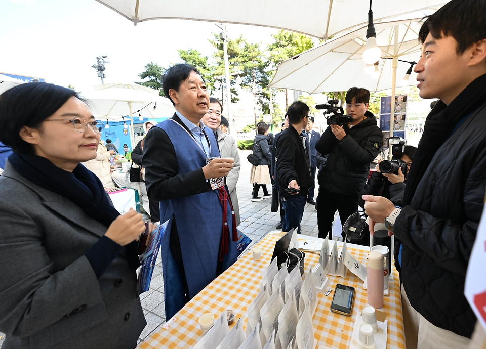 구윤철 부총리 겸 기획재정부 장관이 한성숙 중소벤처기업부 장관과 함께 11월 2일 서울 중구에서 진행된 '코리아 그랜드 페스티벌-모두의 동행' 행사장을 방문, 소상공인 제품 판매부스를 둘러보며 상인들을 격려하고 애로사항을 청취하고 있다.