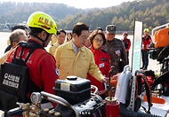 이재명 대통령이 6일 강원도 원주시 산림항공본부에서 열린 산불진화 관·군 합동훈련 점검에서 산불진화장비를 시찰하고 있다.