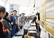 구윤철 부총리 겸 기획재정부 장관이 한성숙 중소벤처기업부 장관과 함께 11월 2일 서울 중구에서 진행된 '코리아 그랜드 페스티벌-모두의 동행' 행사장을 방문, 소상공인 제품 판매부스를 둘러보며 상인들을 격려하고 애로사항을 청취하고 있다.