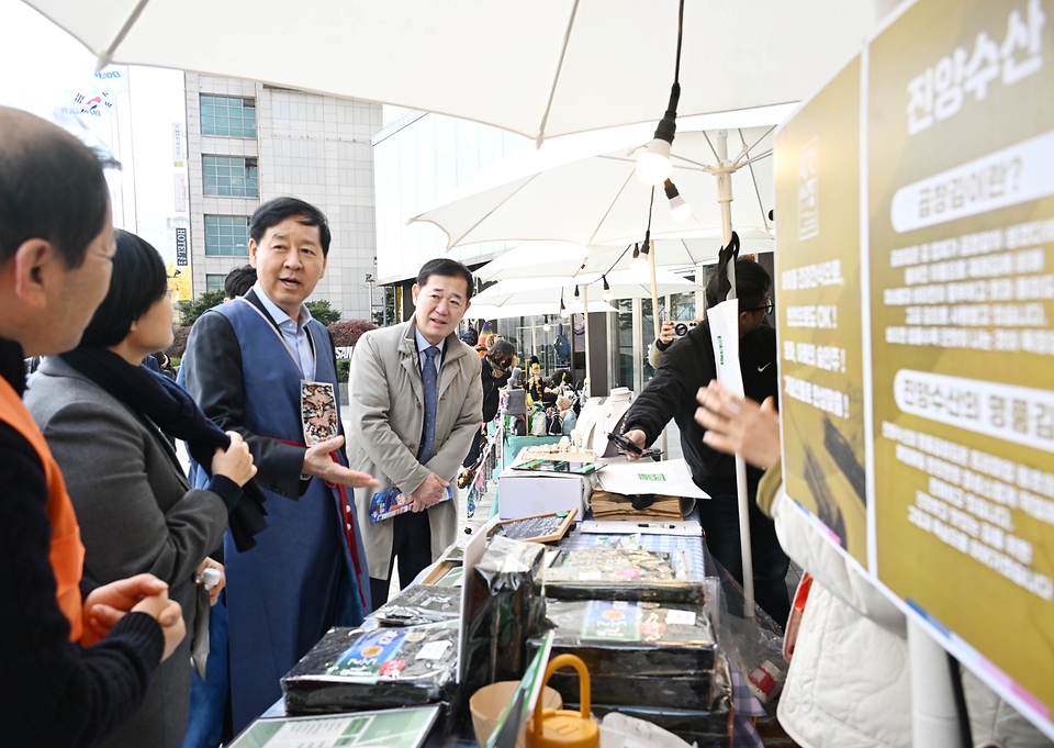 구윤철 부총리 겸 기획재정부 장관이 한성숙 중소벤처기업부 장관과 함께 11월 2일 서울 중구에서 진행된 '코리아 그랜드 페스티벌-모두의 동행' 행사장을 방문, 소상공인 제품 판매부스를 둘러보며 상인들을 격려하고 애로사항을 청취하고 있다.