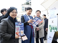 구윤철 부총리 겸 기획재정부 장관이 한성숙 중소벤처기업부 장관과 함께 11월 2일 서울 중구에서 진행된 '코리아 그랜드 페스티벌-모두의 동행' 행사장을 방문, 소상공인 제품 판매부스를 둘러보며 상인들을 격려하고 애로사항을 청취하고 있다.