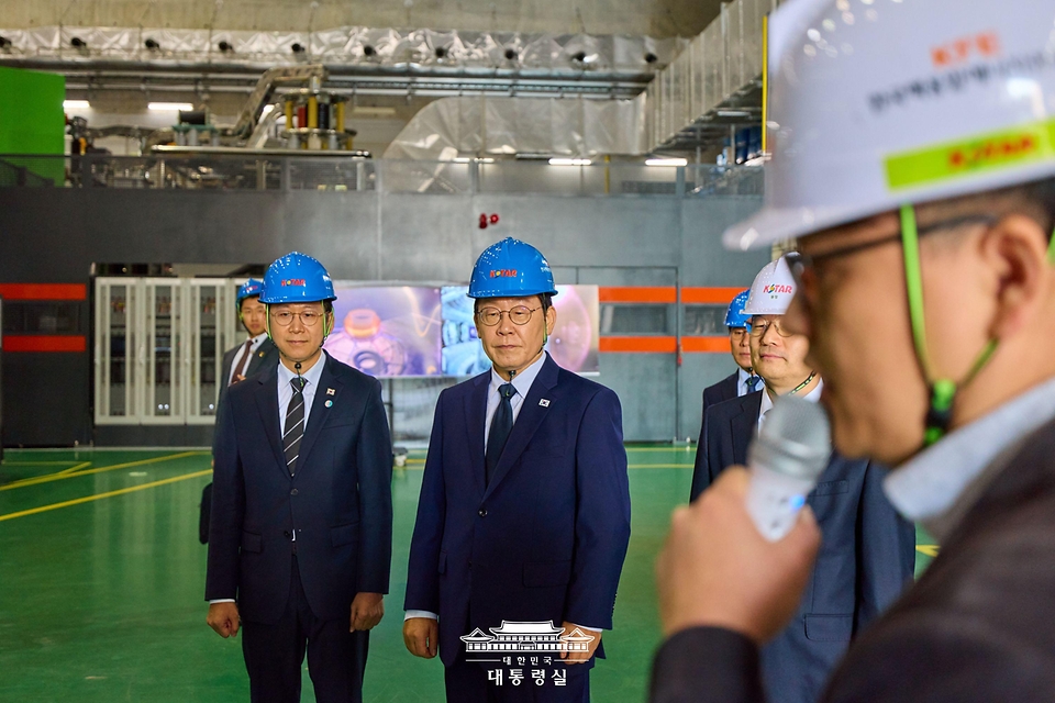 이재명 대통령이 7일 대전 유성구 대덕연구단지 내 한국핵융합에너지연구원을 찾아 관계자로부터 설명을 듣고 있다.