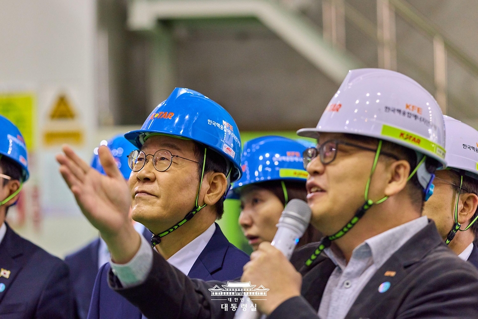 이재명 대통령이 7일 대전 유성구 대덕연구단지 내 한국핵융합에너지연구원을 찾아 관계자로부터 설명을 듣고 있다.