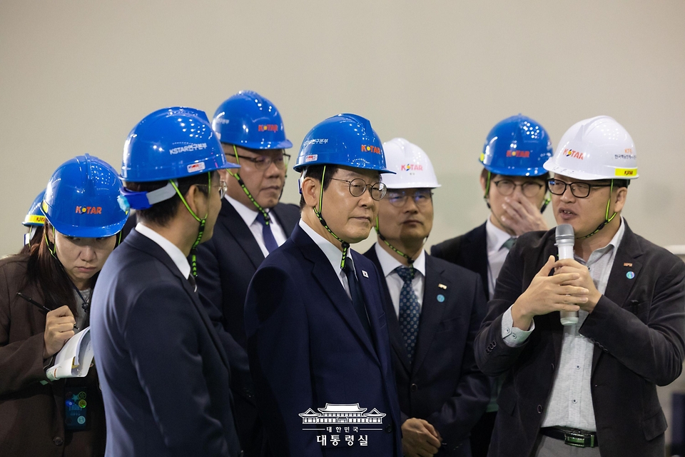 이재명 대통령이 7일 대전 유성구 대덕연구단지 내 한국핵융합에너지연구원을 찾아 관계자로부터 설명을 듣고 있다.