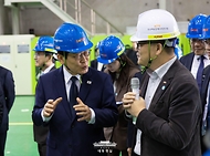 이재명 대통령이 7일 대전 유성구 대덕연구단지 내 한국핵융합에너지연구원을 찾아 관계자와 대화를 나누고 있다.