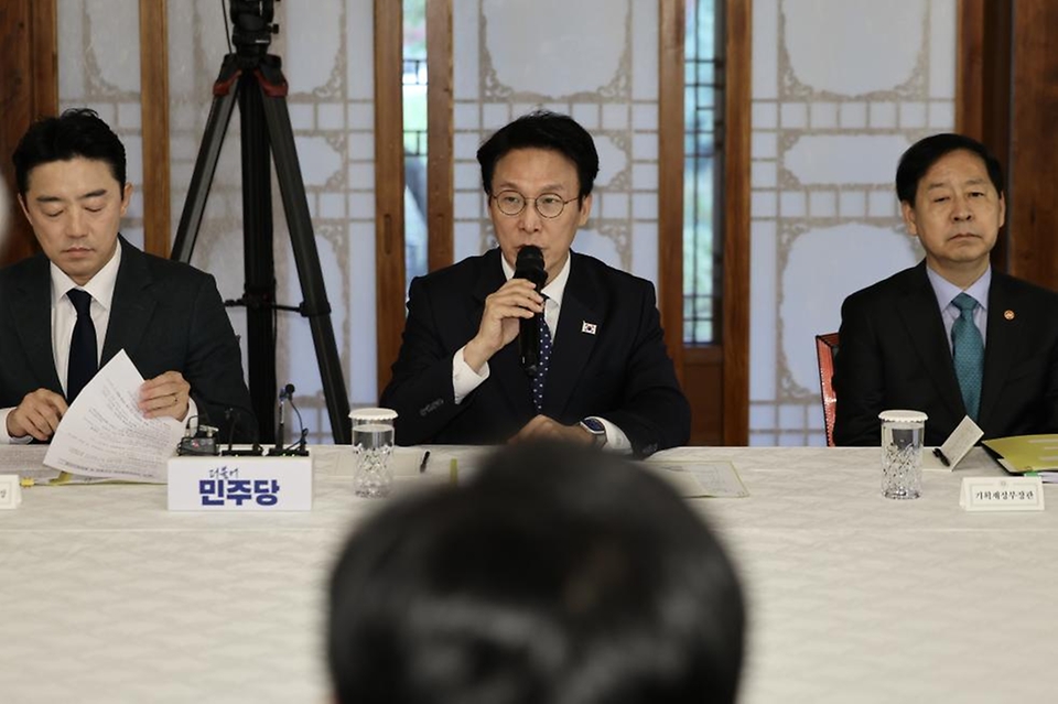 김민석 국무총리가 9일 삼청동 총리서울공관에서 열린 고위당정협의회에서 발언을 하고 있다.