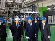 이재명 대통령이 7일 대전 유성구 대덕연구단지 내 한국핵융합에너지연구원을 찾아 관계자로부터 설명을 듣고 있다.