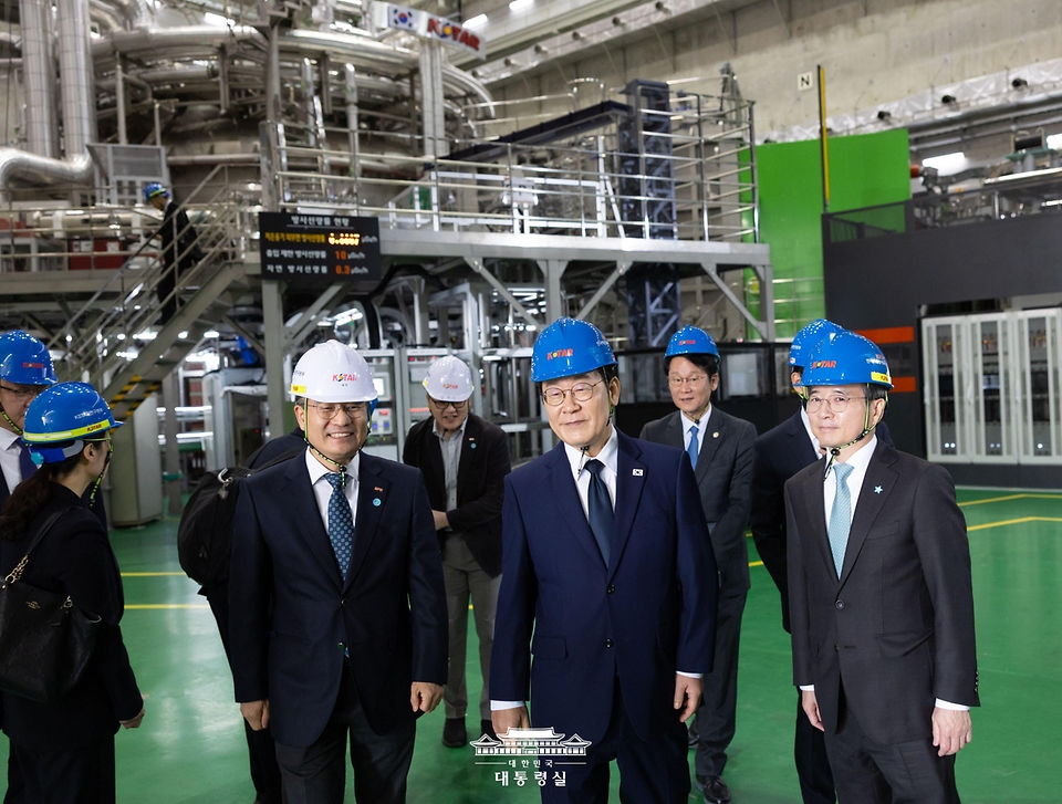이재명 대통령이 7일 대전 유성구 대덕연구단지 내 한국핵융합에너지연구원을 찾아 관계자로부터 설명을 듣고 있다.