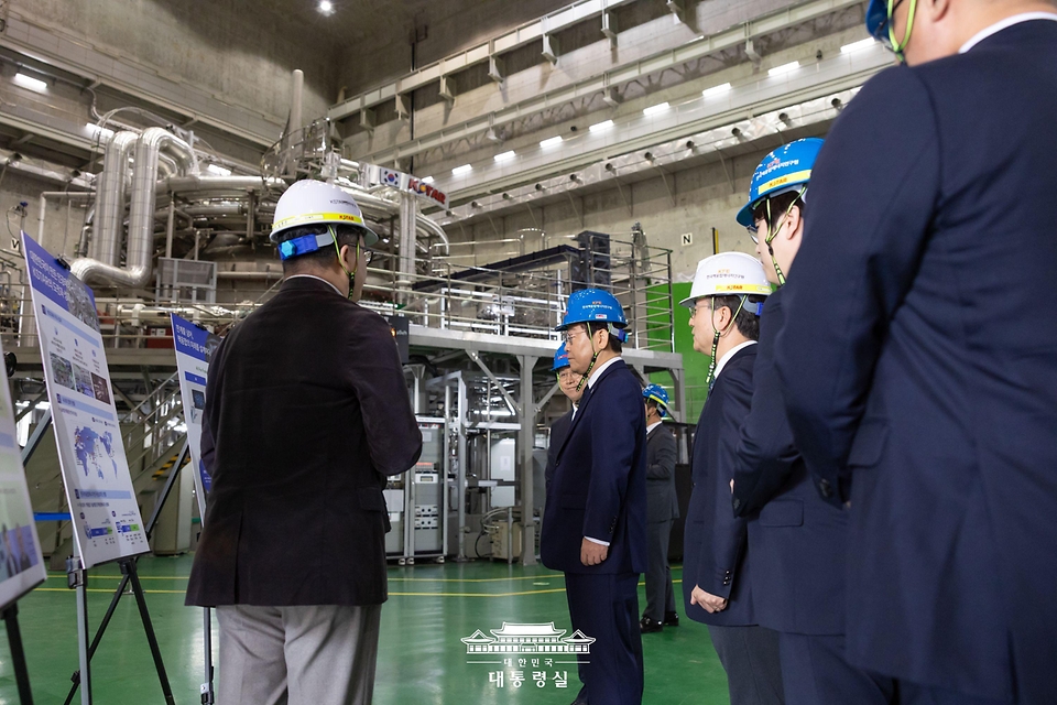 이재명 대통령이 7일 대전 유성구 대덕연구단지 내 한국핵융합에너지연구원을 찾아 관계자로부터 설명을 듣고 있다.