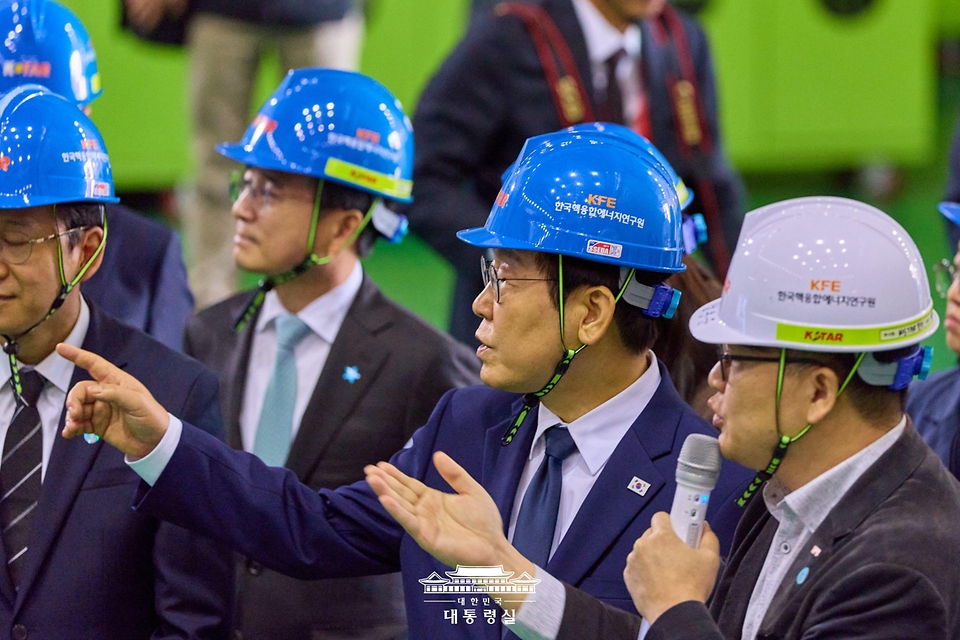 이재명 대통령이 7일 대전 유성구 대덕연구단지 내 한국핵융합에너지연구원을 찾아 관계자와 대화를 나누고 있다.