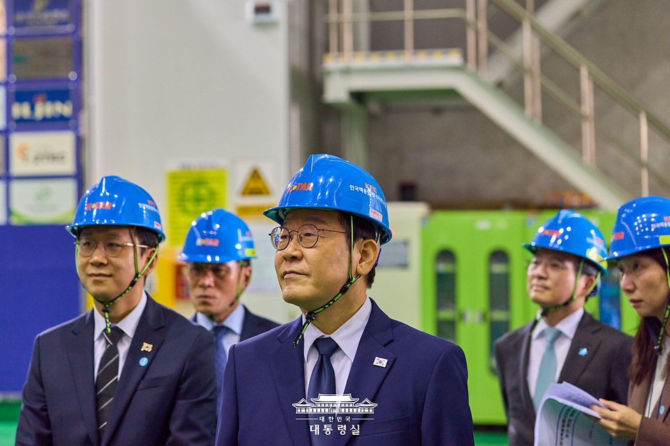 이재명 대통령이 7일 대전 유성구 대덕연구단지 내 한국핵융합에너지연구원을 찾아 관계자로부터 설명을 듣고 있다.