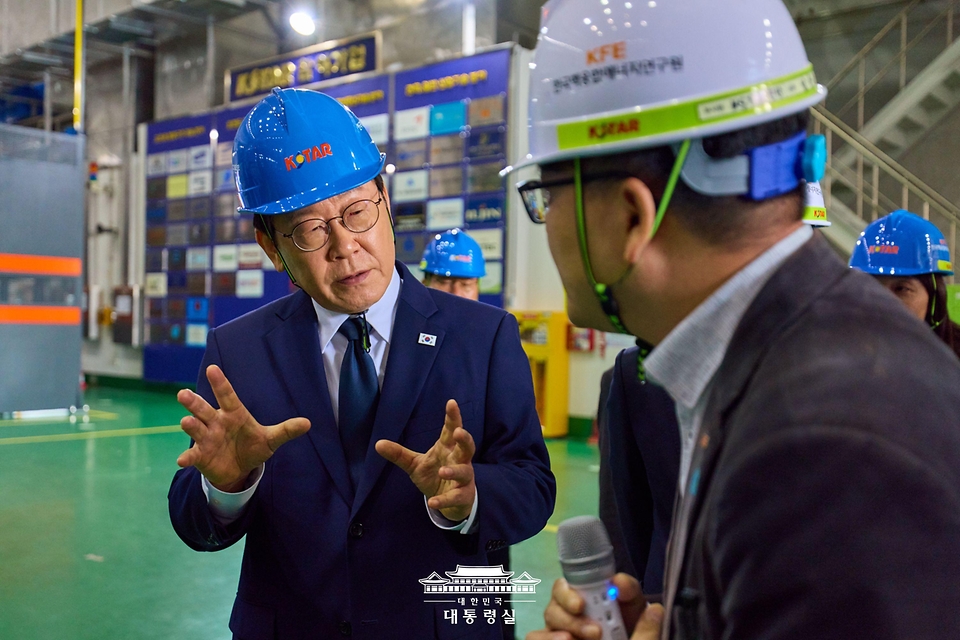 이재명 대통령이 7일 대전 유성구 대덕연구단지 내 한국핵융합에너지연구원을 찾아 관계자와 대화를 나누고 있다.