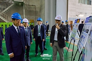 이재명 대통령이 7일 대전 유성구 대덕연구단지 내 한국핵융합에너지연구원을 찾아 관계자로부터 설명을 듣고 있다.