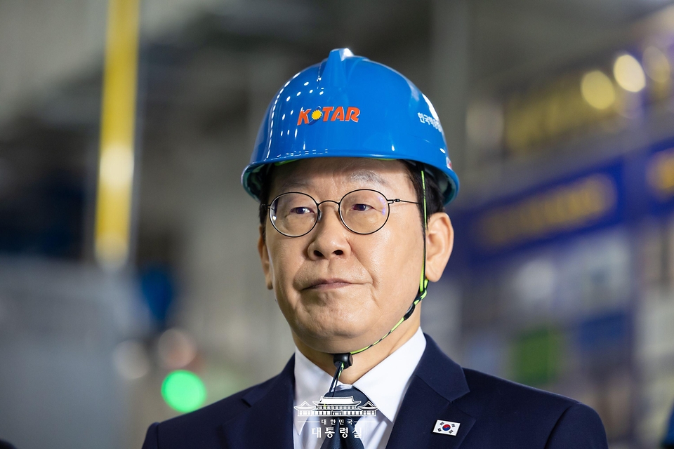 이재명 대통령이 7일 대전 유성구 대덕연구단지 내 한국핵융합에너지연구원을 찾아 관계자로부터 설명을 듣고 있다.