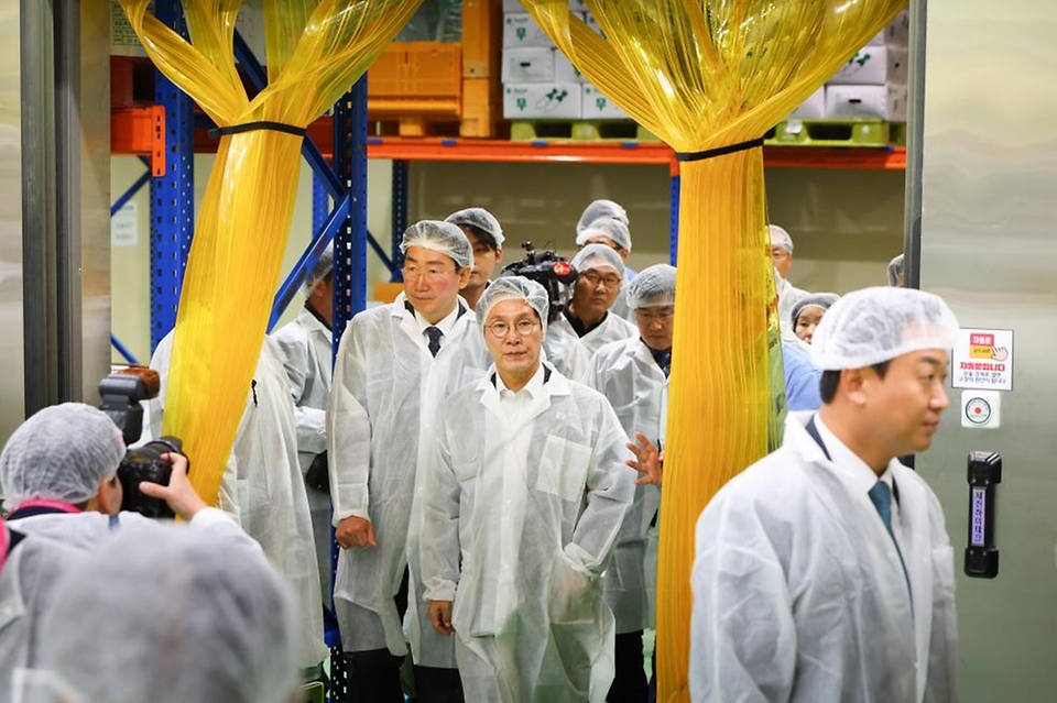 김민석 국무총리가 11일 강원도 원주시 원주푸드종합센터를 방문, 로컬푸드 유통 현장을 점검하고 있다.