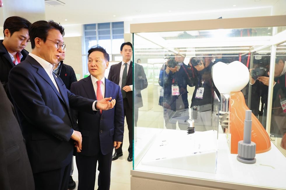 김민석 국무총리가 11일 강원도 원주시 원주 의료기기 클러스터 내 네오바이오텍을 방문, 시찰을 하고 있다.