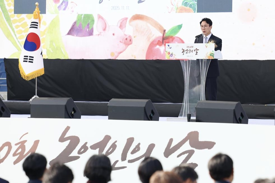 김민석 국무총리가 11일 강원도 원주시 젊음의광장에서 열린 제30회 농업인의 날 기념식에 참석, 기념사 및 기념촬영을 하고 있다.