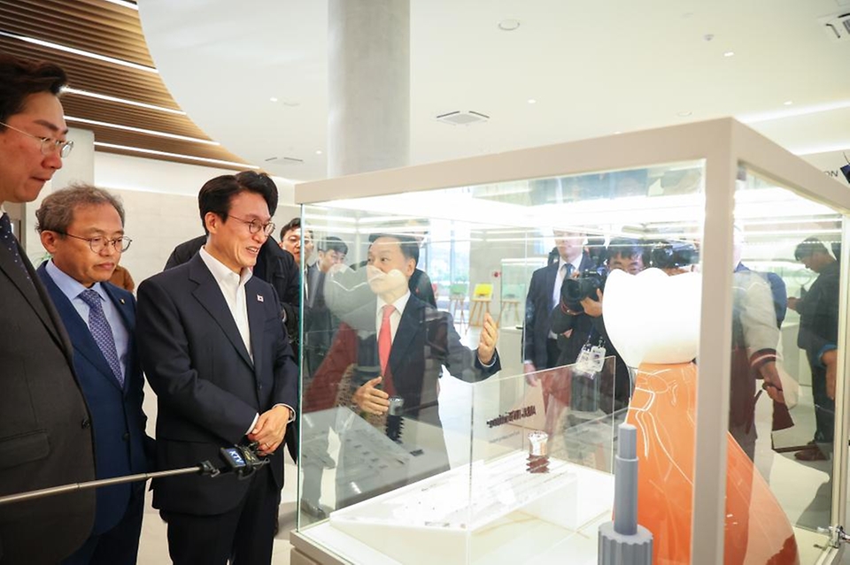 김민석 국무총리가 11일 강원도 원주시 원주 의료기기 클러스터 내 네오바이오텍을 방문, 시찰을 하고 있다.