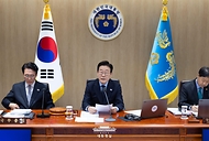 이재명 대통령이 11일 서울 용산 대통령실 청사에서 열린 국무회의를 주재하고 있다.